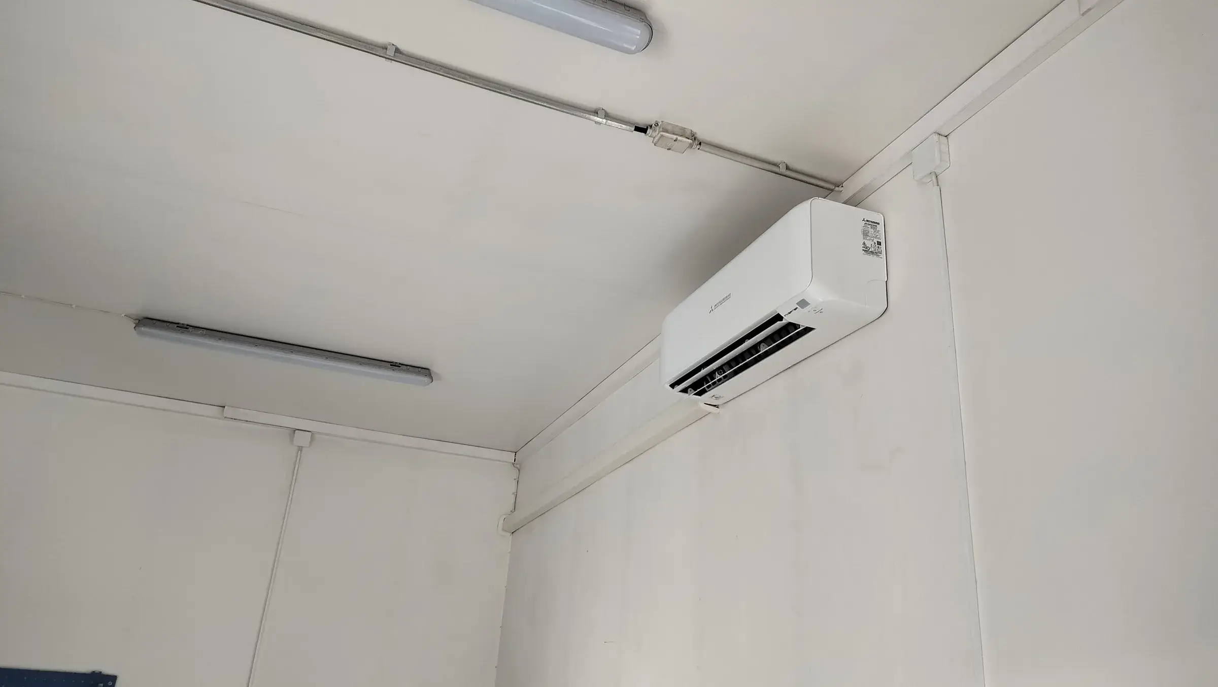 Ilmalämpöpumppu valkoisella seinällä